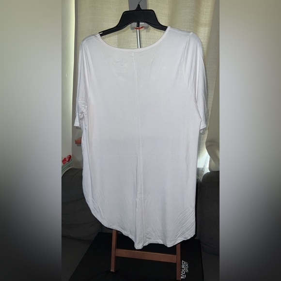 Plus size- white t-shirt - Picture 2 of 3